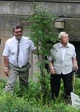 David Mitchell (left) and Jim McColl (right) at the official opening of the Archivists' Garden, Edinburgh