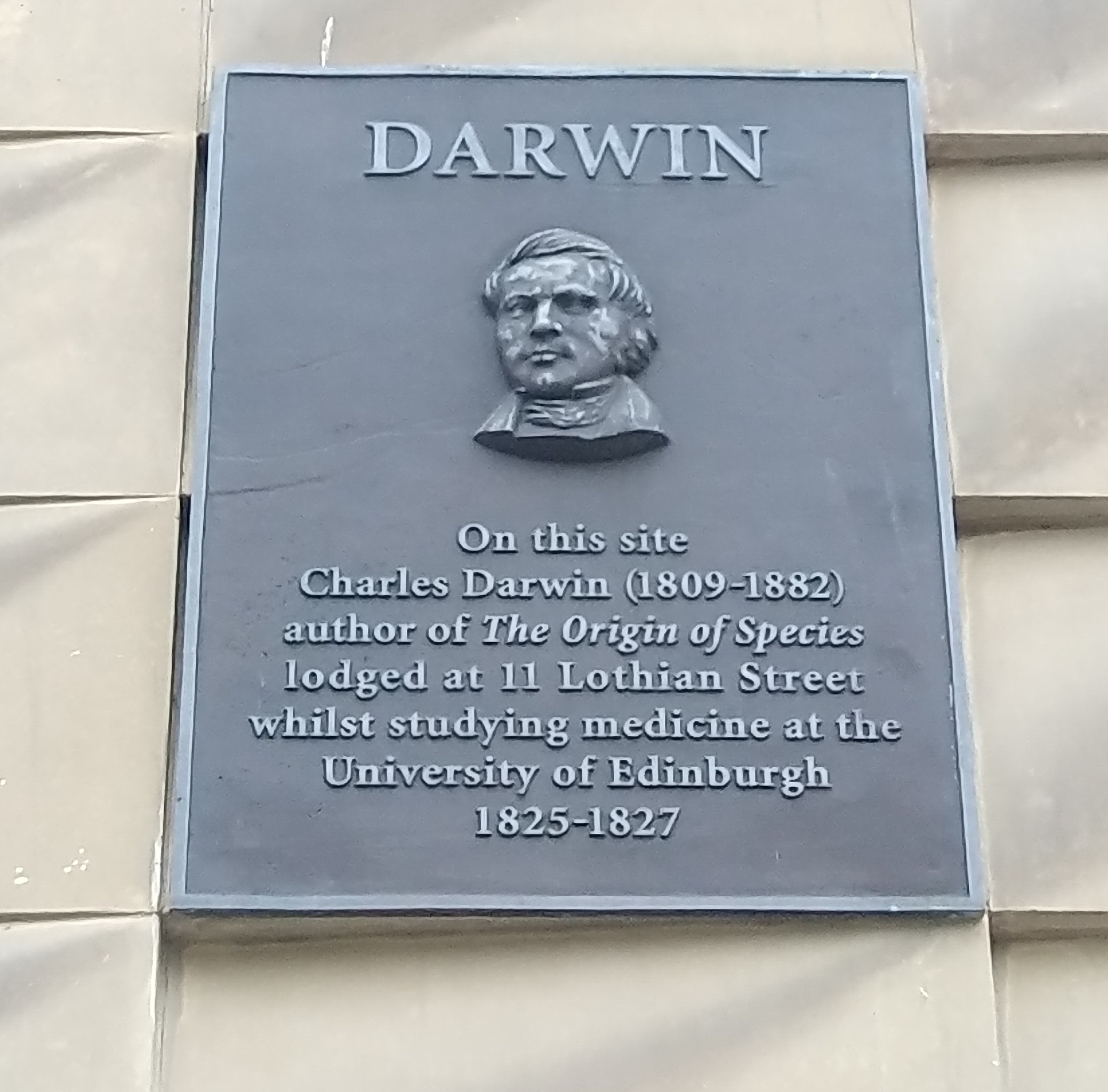 Photograph of the Charles Darwin plaque on Lothian Street, Edinburgh, which says "On this site Charles Darwin (1809-1882) author of The Origin of Spieces lodged at 11 Lothian Street whilst studying medicine at the University of Edinburgh 1825-1827