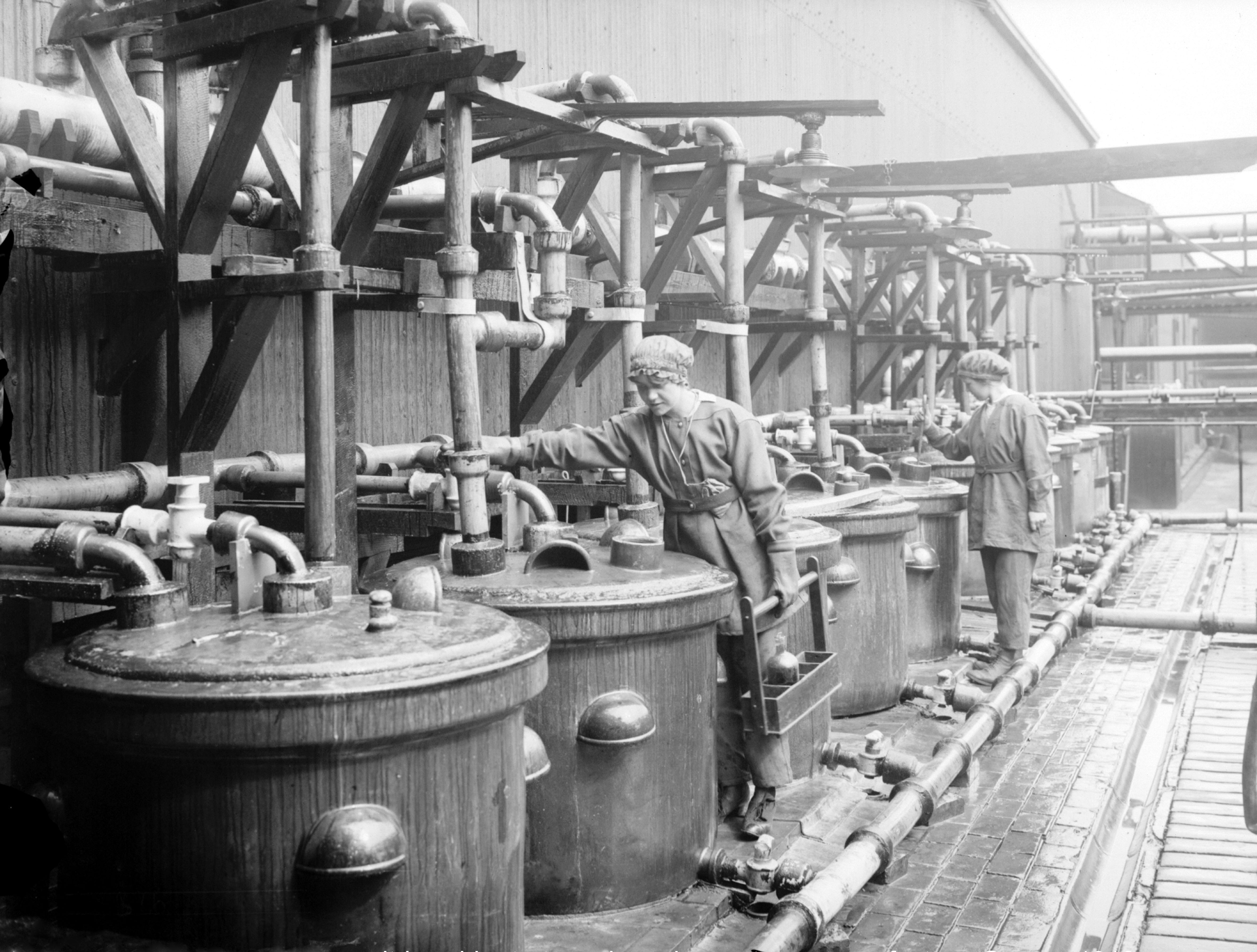 Nitric acid retorts and receivers in operation (12 July 1918), National Records of Scotland (archive reference: GD1/1011/61)