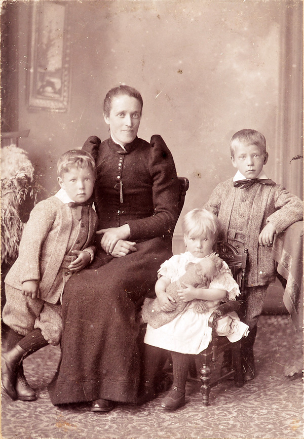 Thomasina Yule with her children Charles, Jane and Peter, 1890s, courtesy of Fiona Gregg-Smith