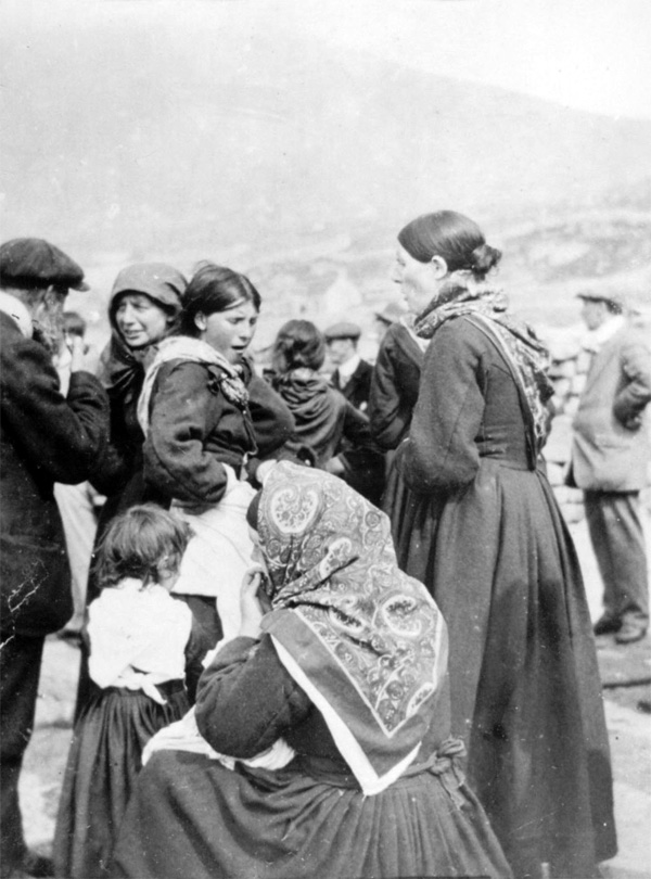 St Kildan women and visitors, c1913 (National Records of Scotland, GD1/713/1)